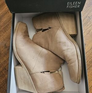 EUC - Eileen Fisher Tumbled Newbuck Tan/Earth Ankle Booties with Stacked Heel